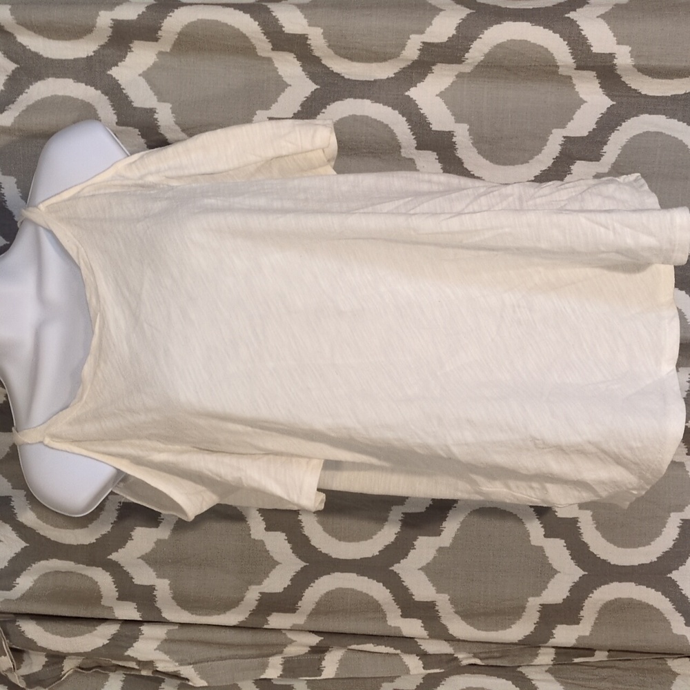 Mauve open shoulder off white tee sz M